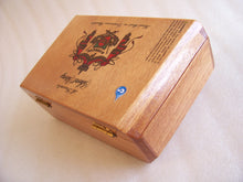 Load image into Gallery viewer, Arturo Fuente Hemingway Short Story Empty Cigar Box
